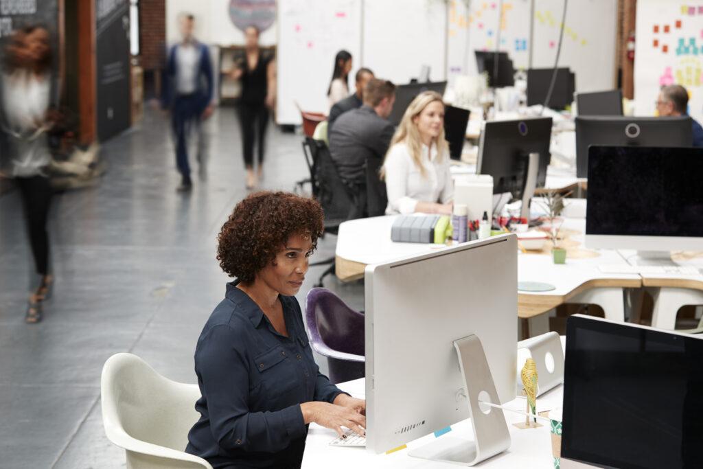 Mujer siendo productiva.
