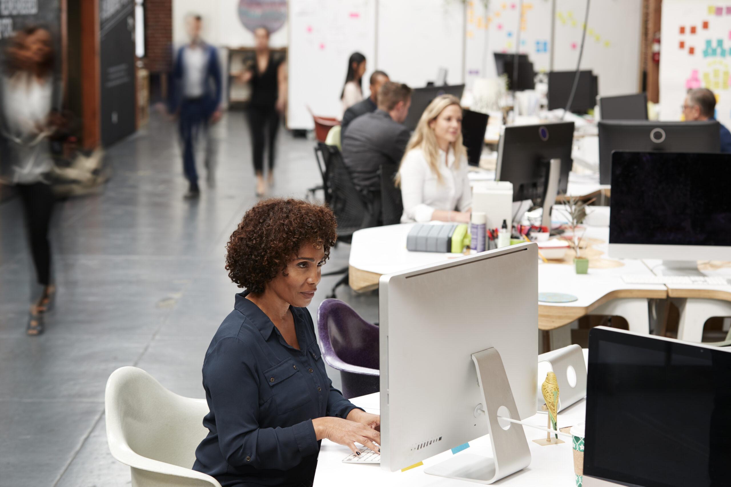 Mujer siendo productiva.