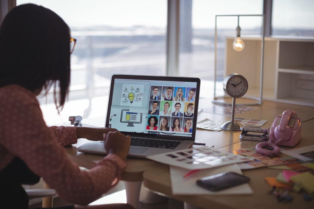 Mujer teletrabajando.