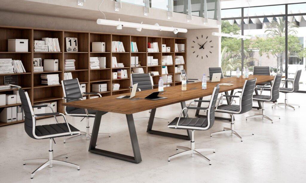 Ambiente profesional con herramientas para reuniones efectivas